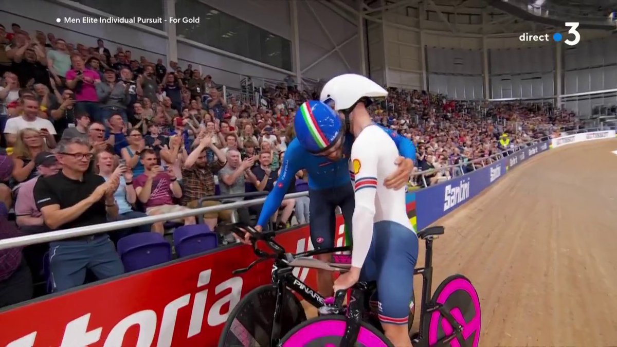 La remontada de Filippo Ganna sur la poursuite individuelle (4km) face au Britannique Dan Bigham : l'Italien avait toujours 2 secondes de retard à 750 mètres du but ! #GlasgowScotland2023