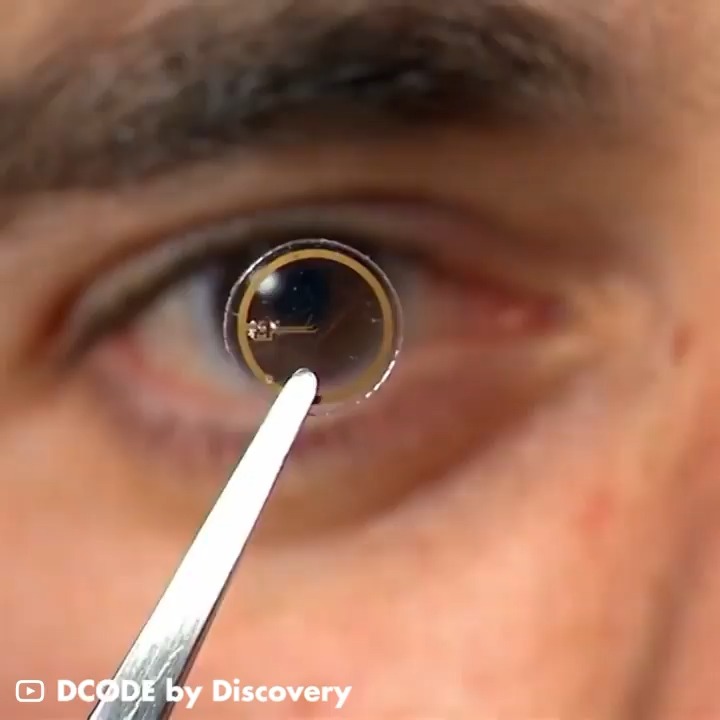 A futuristic contact lens with bionic capabilities serves as a dual-function display, as created by researchers from the University of Washington (University of Washington). Source GiGadgets