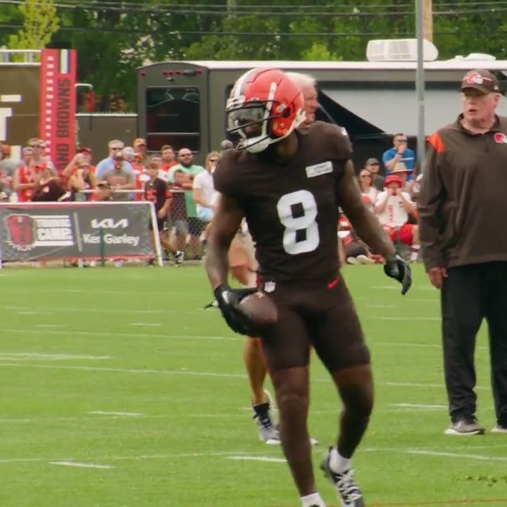 .Elijah Moore has at least one highlight reel play every practice 😱🎱