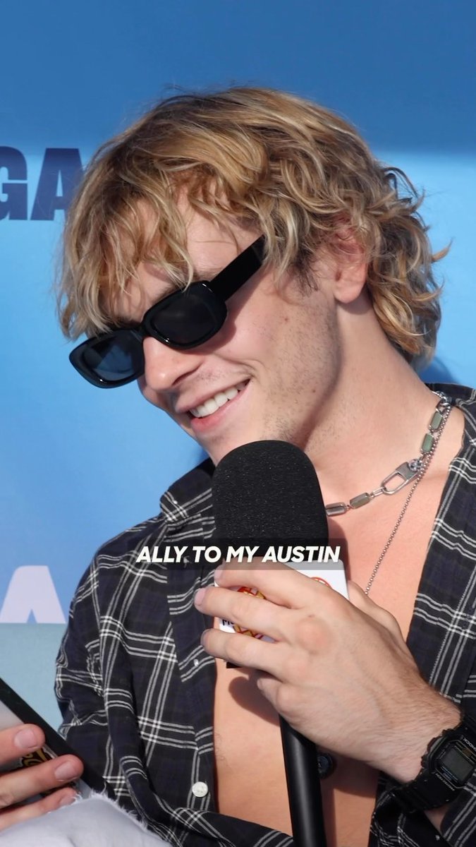 “Who is the most famous person you guys have on your phone?” Rocky: Ross Lynch Ross: Laura Marano (…) you can call her any time and she’s so down to chat *proceeds to call her mid interview and gets sent to a full voicemail inbox* 📹: muchofficial on Instagram Reels