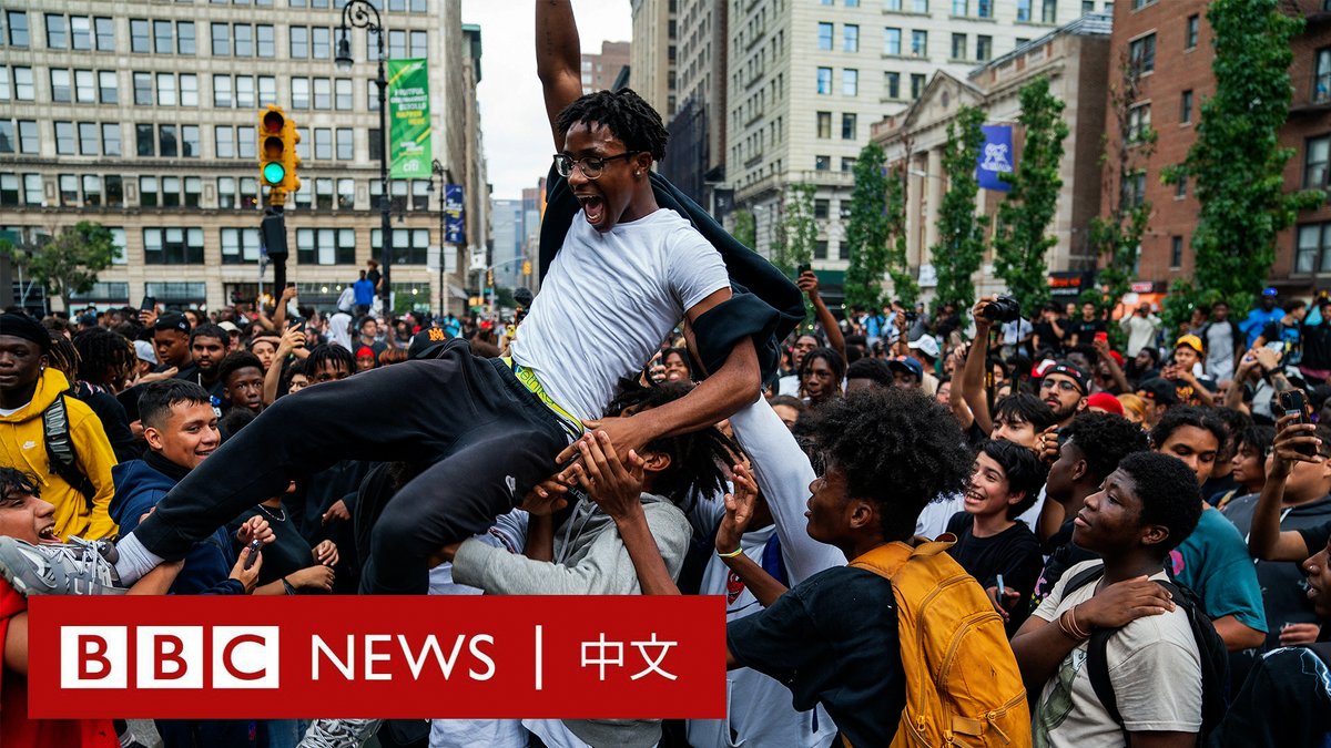 美国社交媒体名人塞纳特(Kai Cenat)周五(8月4日)在纽约市一个公园举行赠送PS5游戏机的活动,引发参与者与警方的混战。警方最终以涉嫌煽动骚乱和非法集会等罪名将塞纳特拘捕。