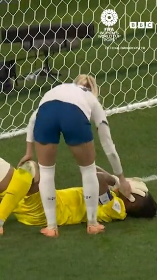A classy touch from the #Lionesses 💚 Chloe Kelly went over to console Nigeria keeper Chiamaka Nnadozie immediately after she scored the winning penalty for England - talk about respect 👏 #FIFAWWC #ENG #NGA #Lionesses