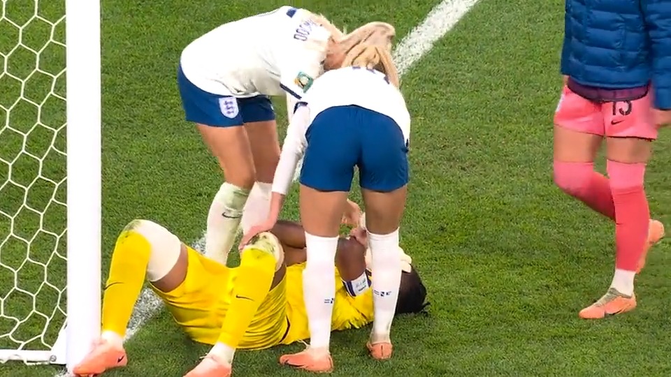 THIS IS WHY WE PLAY 🏴󠁧󠁢󠁥󠁮󠁧󠁿🇳🇬 Just moments after scoring the winning penalty, England's Chloe Kelly and others went over to comfort 22-year-old Chiamaka Nnadozie of Nigeria who has been truly incredible throughout this FIFA Women's World Cup ❤️