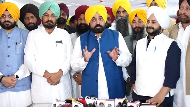 ਸੰਵਿਧਾਨ ਨੂੰ ਬਚਾਉਣ ਦੀ ਲੜਾਈ ਸ਼ੁਰੂ ਹੋ ਚੁੱਕੀ ਹੈ…ਕੇਂਦਰ ਦੀ ਬੀਜੇਪੀ ਸਰਕਾਰ ਦੇਸ਼ ‘ਚ ਹੋਰ ਕਿਸੇ ਪਾਰਟੀ ਦੀ ਸਰਕਾਰ ਨੂੰ ਬਰਦਾਸ਼ਤ ਨਹੀਂ ਕਰਦੀ…ਸਾਨੂੰ ਸਾਡੇ ਹੱਕ ਲੈਣ ਲਈ ਮਾਣਯੋਗ ਅਦਾਲਤਾਂ ਵੱਲ ਨੂੰ ਰੁੱਖ ਕਰਨਾ ਪੈ ਰਿਹਾ…