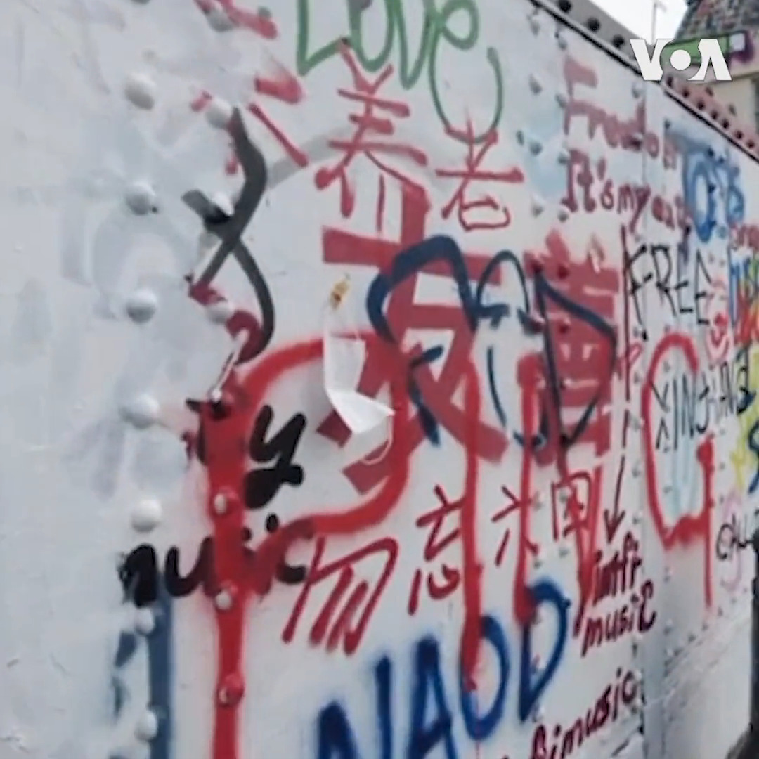 中国学生在伦敦的涂鸦胜地红砖巷（Brick Lane） 涂上白油，遮盖了原本的涂鸦，并涂上“富强民主文明和谐自由平等公正”的社会主义核心价值观字眼，从而引发了争议，批评者以反中共字句遮盖在有争议的画作上。 报道：