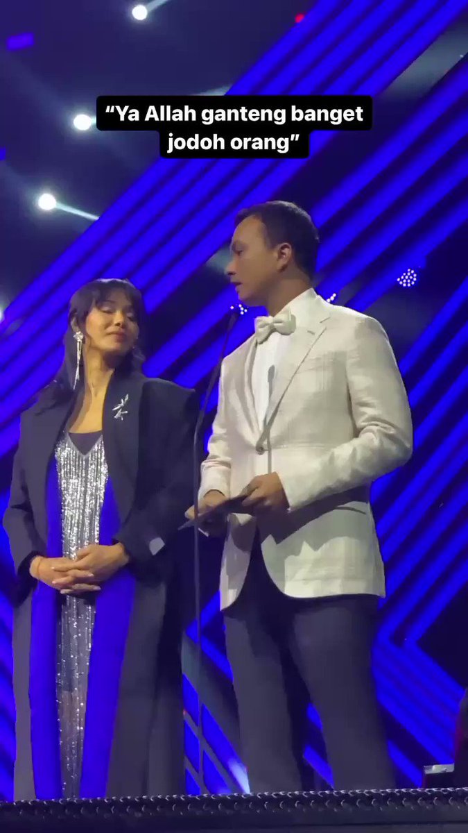 👩🏻: ya rabbi.. ya rabbi.. ya allaaaahh.. ganteng banget jodoh oraaang! 👦🏻: BAAANG! 🗣📢 BAAANG! 🗣📢 👧🏻: bang sini bang.. nengoknya ke sini dikit! lmao.. they're just like me fr 😭😭😭