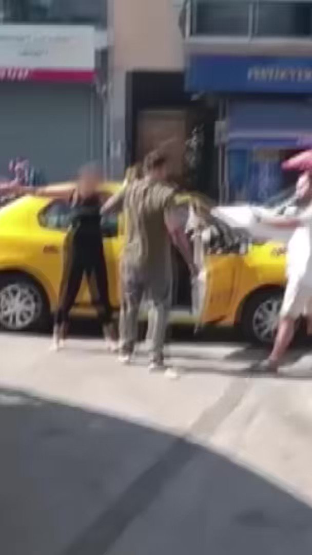 Buca’da boşanma aşamasındaki eşi olduğu iddia edilen adamdan sokak ortasında dayak yiyen kadın yerde baygınlık geçirdi.