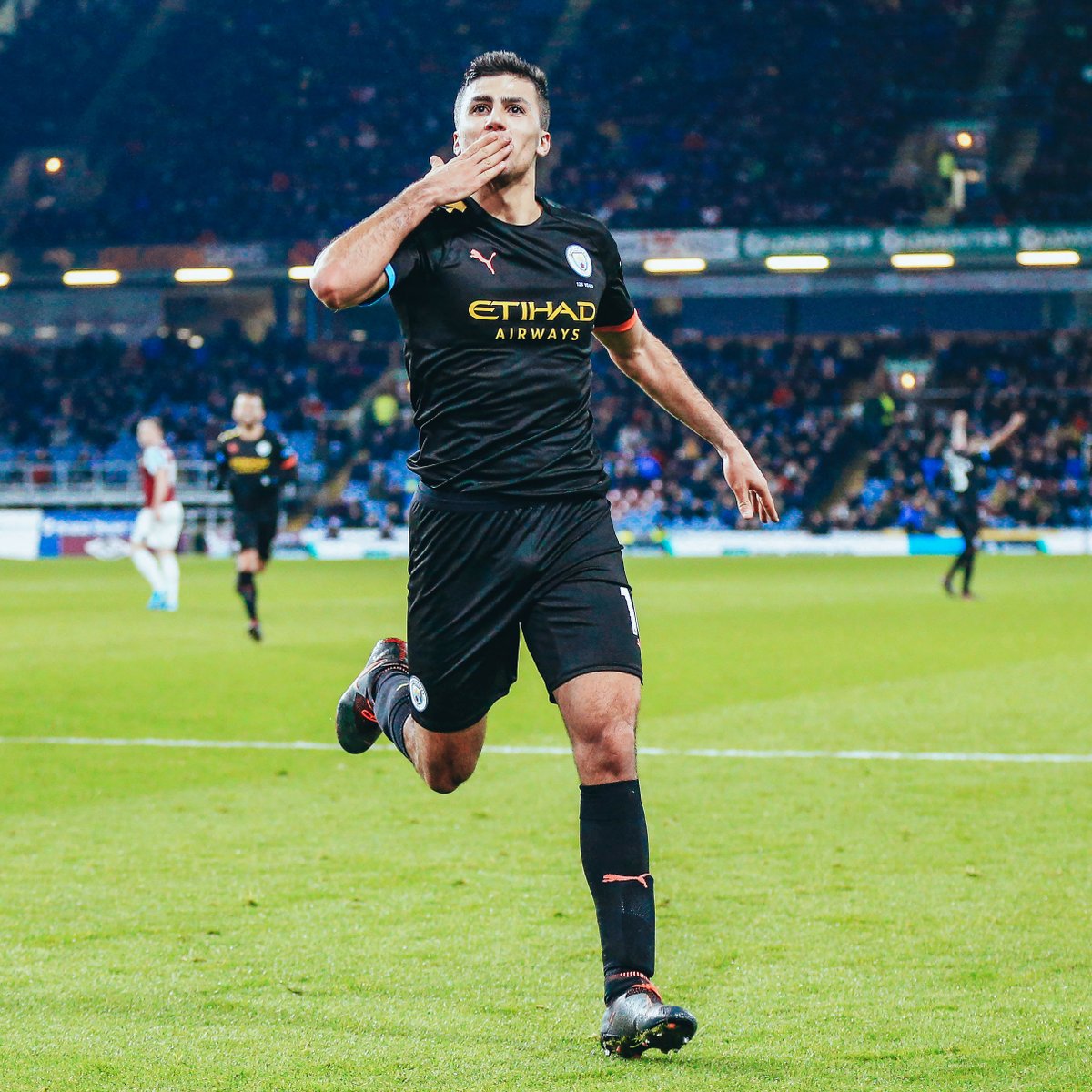 An absolute rocket from Rodrigo at Turf Moor! 🚀