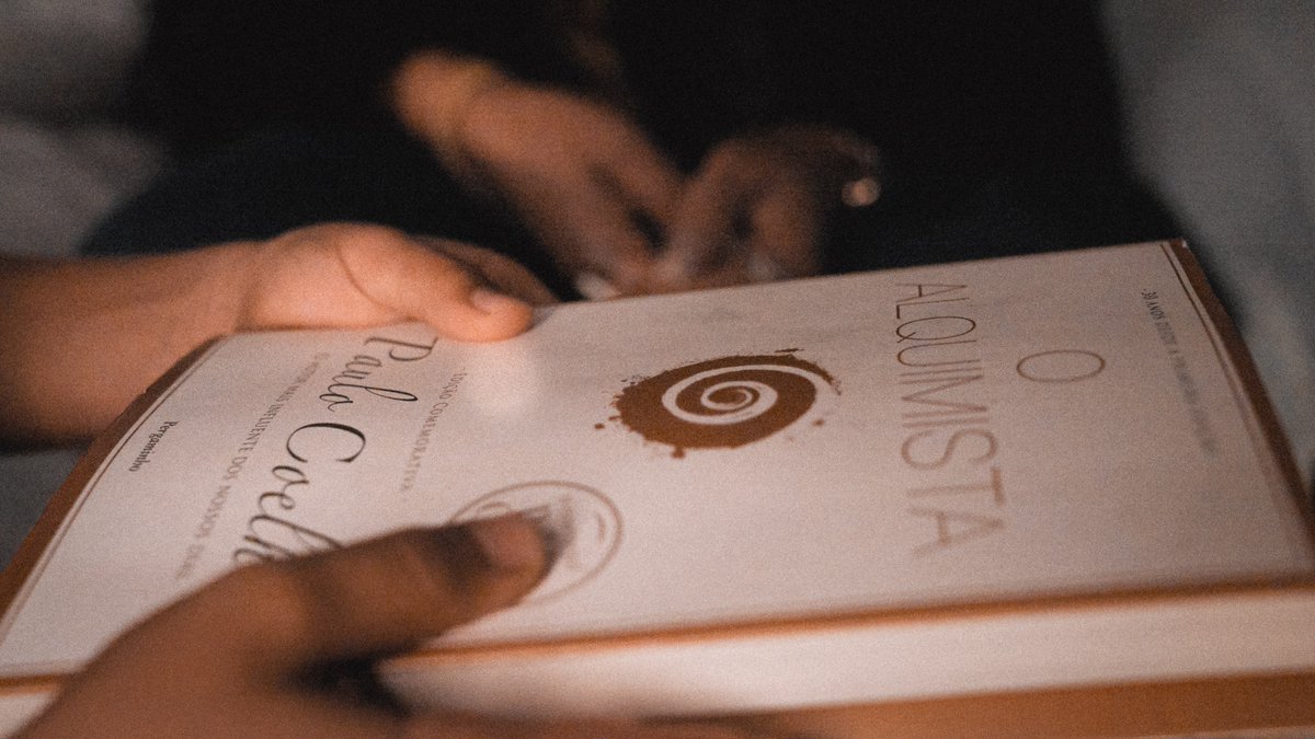 🪶 "𝐈𝐥 𝐧'𝐲 𝐚 𝐪𝐮'𝐮𝐧𝐞 𝐬𝐞𝐮𝐥𝐞 𝐟𝐚𝐜̧𝐨𝐧 𝐝'𝐚𝐩𝐩𝐫𝐞𝐧𝐝𝐫𝐞..." 📘 L'Alchimiste by @paulocoelho 🇧🇷 #MercatoRCSA