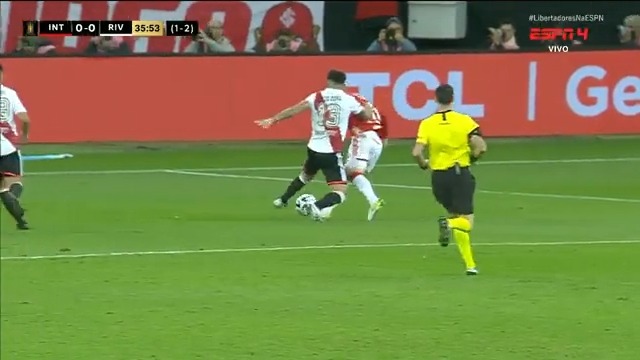 Pênalti em Bustos ou segue o jogo? O juiz mandou seguir! Assista Inter x River Plate AO VIVO pela #ESPNnoStarPlus! Acesse: