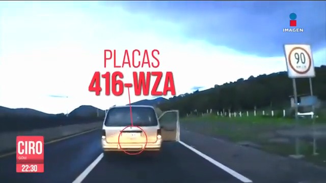 Como si fuera una película, un automovilista logró evitar un asalto en la carretera Texcoco-Calpulalpan, entre el #Edomex y #Tlaxcala. Una camioneta les cerró el paso y se bajaron dos hombres con pistola. Luego de varias maniobras, la familia logró escapar. Así ocurrió: