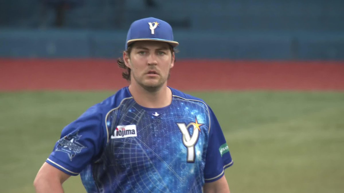 #バウアー 選手体に当たりそうな打球を背面キャッチ👏👏👏 1回表 DB 0 - 0 D #スターナイト #baystars