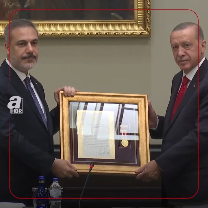 Bakan Hakan Fidan’a Üstün Hizmet Madalyası Başkan #RecepTayyipErdoğan, Dışişleri Bakanı #HakanFidan'a "Devlet Üstün Hizmet Madalyası Beratı" verdi