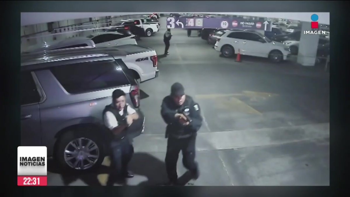 Estas son imágenes del momento en que se desató una balacera en el estacionamiento de la Terminal 2 del #AICM. Policías de #Nezahualcóyotl fueron a balear a tres personas.
