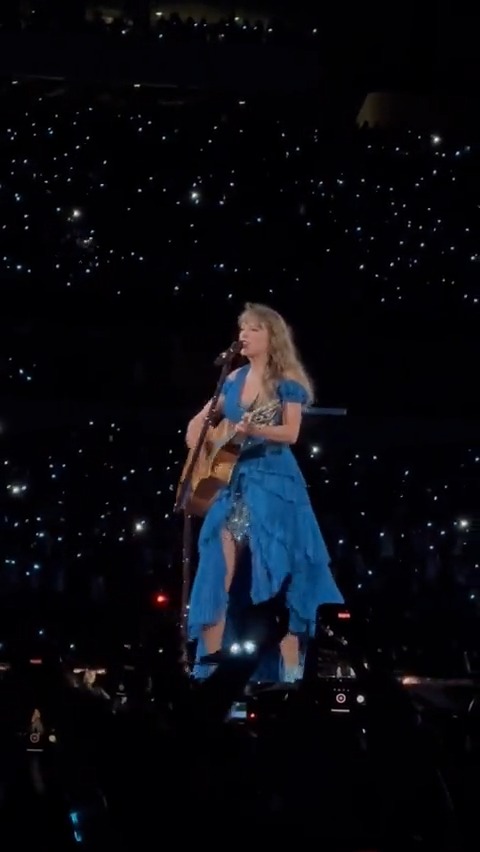 🎥| @TaylorSwift13 performing "New Romantics"
