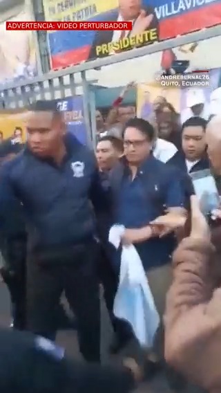 #Ecuador está conmocionado por el asesinato del candidato presidencial Fernando Villavicencio. ⚠️ Estas son las imágenes del momento en el que aparentemente ocurrió la violenta embestida. Información en vivo ➡️