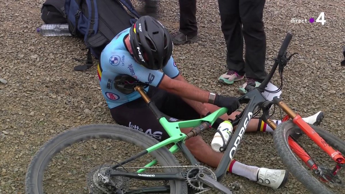 #GlasgowScotland2023 | 🇫🇷🥈 Victor Koretzky passe tout proche du titre mondial en VTT short track ! Le Français prend la médaille d'argent derrière Sam Gaze 🇳🇿 ▶ Suivez le direct :