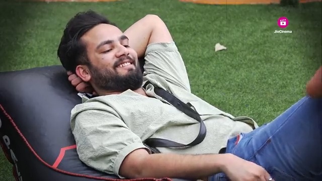 The Wild Card debate continues! Elvish thinks impact is more important than days, but Abhishek doesn't seem to budge. Whose side are you on? 😯 Watch #BiggBossOTT2 streaming free at 9 pm everyday, only on #JioCinema #BBOTT2 #BBOTT2onJioCinema @beingsalmankhan