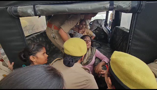 देश का युवा नौकरी मांग रहा है बदले में लाठी मिल रही है। यह नजारा आज लखनऊ मुख्यमंत्री आवास के बाहर का है जहां पर 69000 शिक्षक भर्ती अपनी मांगों को लेकर प्रदर्शन कर रहे थे। इन निहत्थे युवाओं के लिए इतना पुलिस बल...