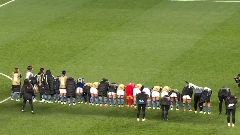 Japan bows to its fans after their FIFA Women's World Cup exit 👏 Amazing country and an amazing team with a truly beautiful culture 🇯🇵