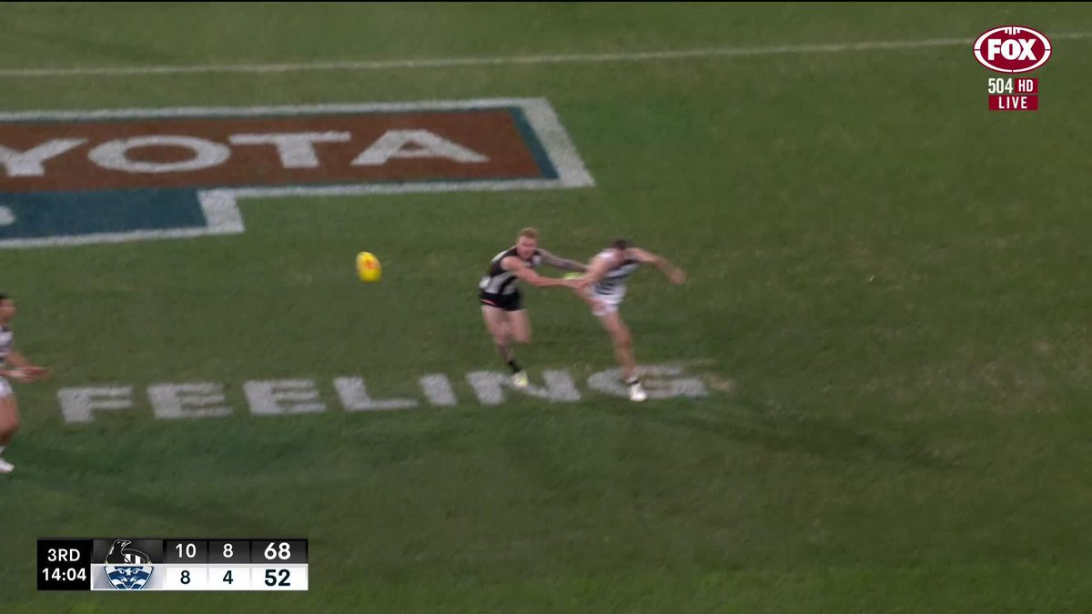 This was NOT called out of bounds ... and Jeremy Cameron made the most of his chance, booting his fifth goal 🥾 📺 Watch #AFLPiesCats LIVE on ch. 504 or stream on Kayo: ✍️ BLOG 🔢 MATCH CENTRE