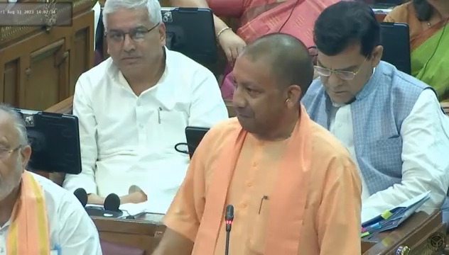 डबल इंजन की सरकार ने एक और काम किया है... प्रयागराज में भी एक भू-माफिया की जमीन को मुक्त कराकर 76 गरीबों को आवास दिया है...