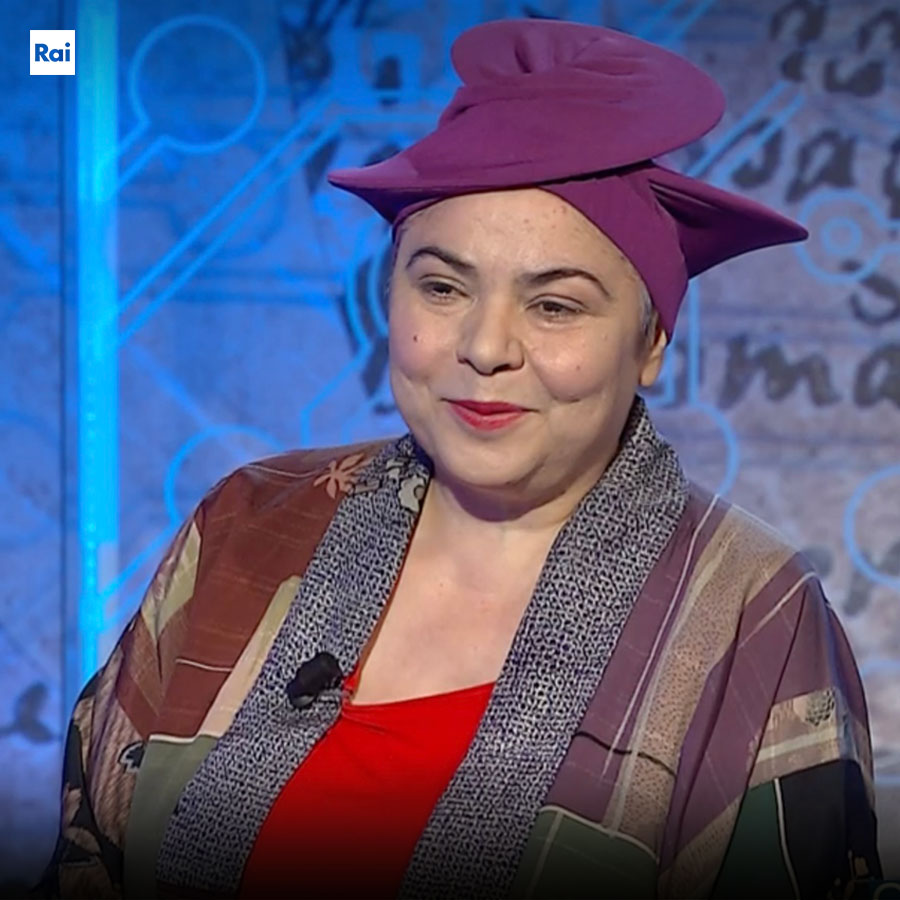 È scomparsa #MichelaMurgia scrittrice, intellettuale e per alcune stagioni collaboratrice di #Rai3 e di Quante Storie. La vogliamo salutare con l’ultima intervista con @giorgiozanchini per l’uscita del libro “Tre ciotole”, un commovente testamento spirituale. Ciao Michela.