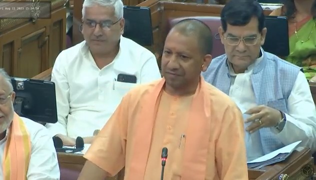 कांवड़ यात्रा में पुष्पवर्षा से भी नेता, विरोधी दल को परेशानी हो गई है...