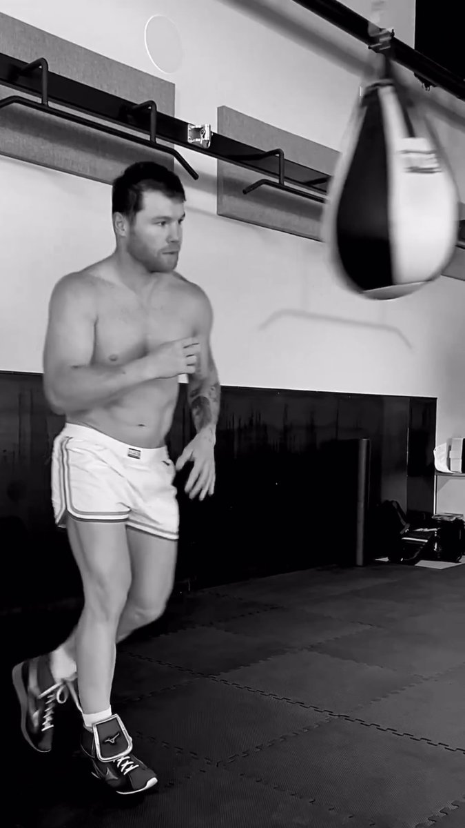 Canelo Alvarez showing off his fluid footwork and head movement in training today for the Jermell Charlo fight on Sept 30th… [🎥 Canelo Alvarez]
