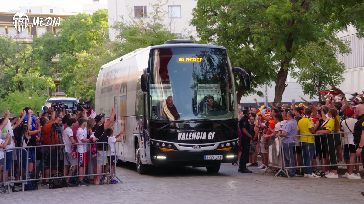 🎥 Así han llegado nuestros jugadores al Sánchez-Pizjuán 🏟️ #SevillaFCValencia ⚪🔴🦇 #ADNVCF