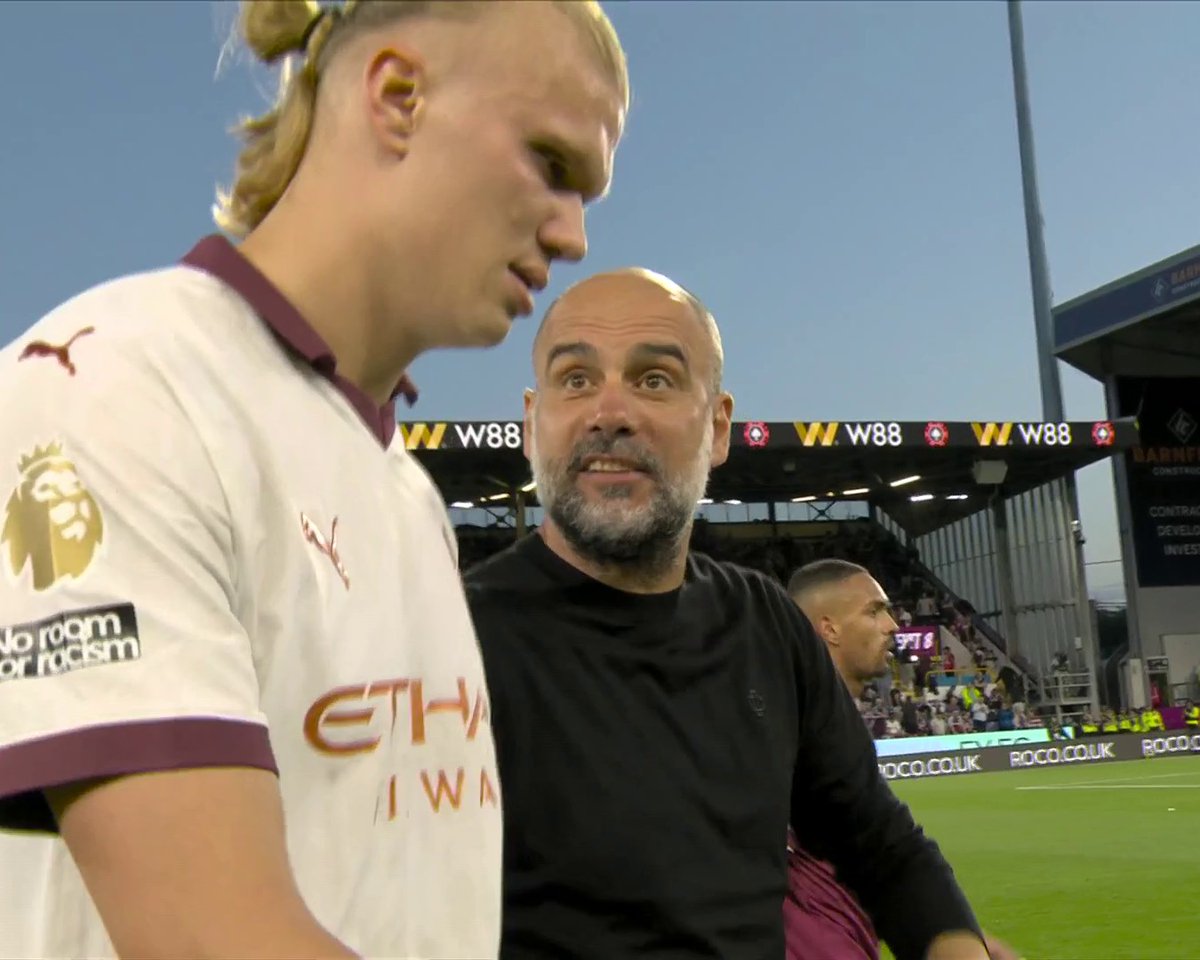 Pep Guardiola having words with Erling Haaland at the end of the first half 👀