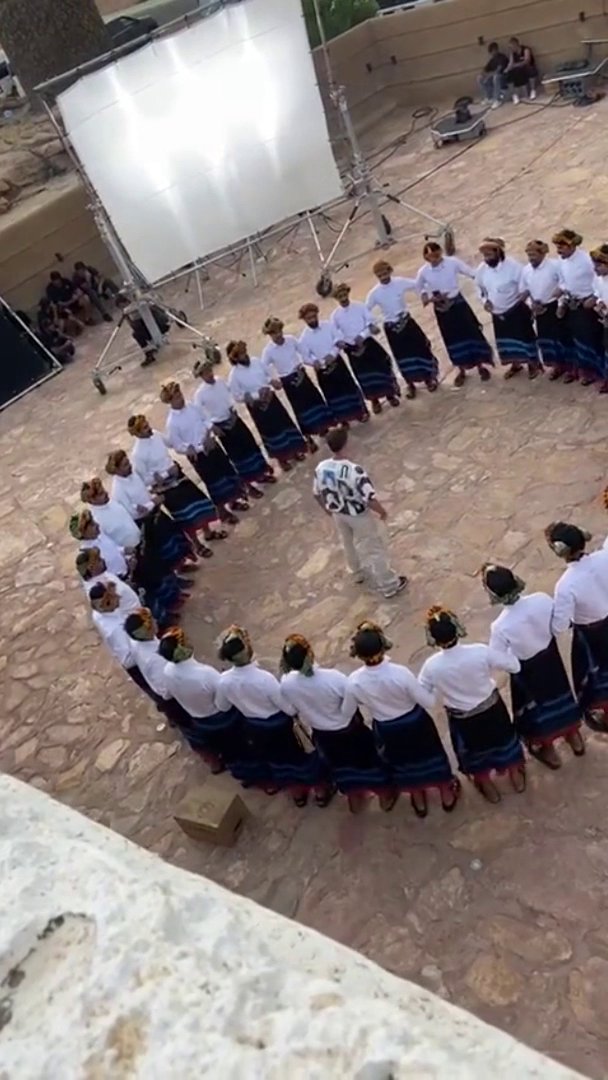 مواطنون في منتزه الحبلة بعسير يرحبون بسائح أجنبي، في المقابل قام بالتفاعل معهم بطريقته الخاصة.