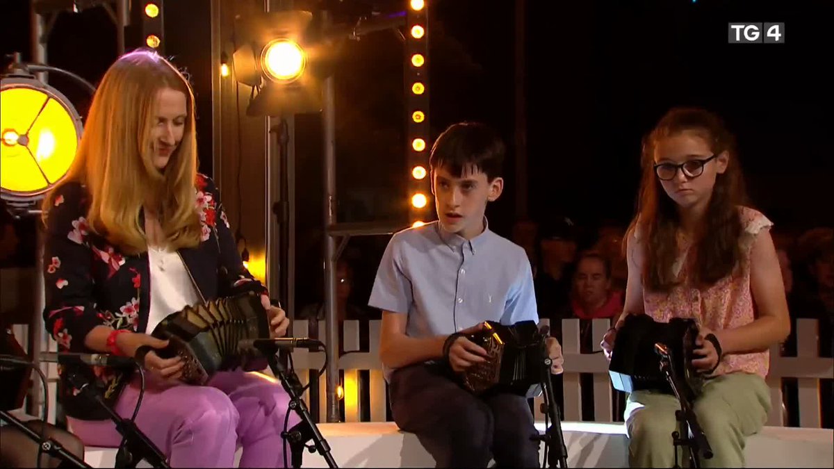 Mar a deir an seanfhocal, "Mol an óige agus tiocfaidh sí" 💚 Seo hiad Caitlín Nic Gabhann, Aisling Meehan, Bridget Redmond, Maeve McCartin & Tom Cullen #Fleadh23 ➡️