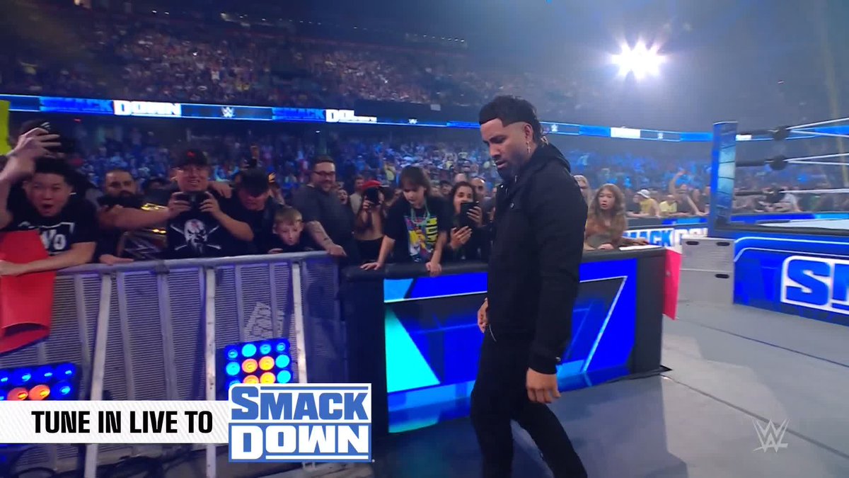 😱😱😱 JEY JUST TOOK OUT ROMAN AND JIMMY!!! #SmackDown