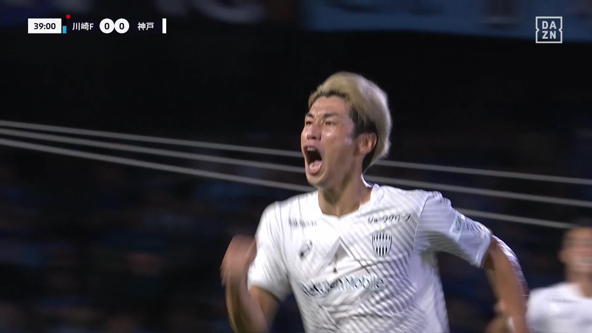 🔴エースの右足⚽️ #大迫勇也 がボックス際からのFKを直接沈める! 得点ランクトップを走るエースの今季17点目で #ヴィッセル神戸 が先制して #川崎フロンターレ 戦を折り返している。 🎥:DAZN Japan