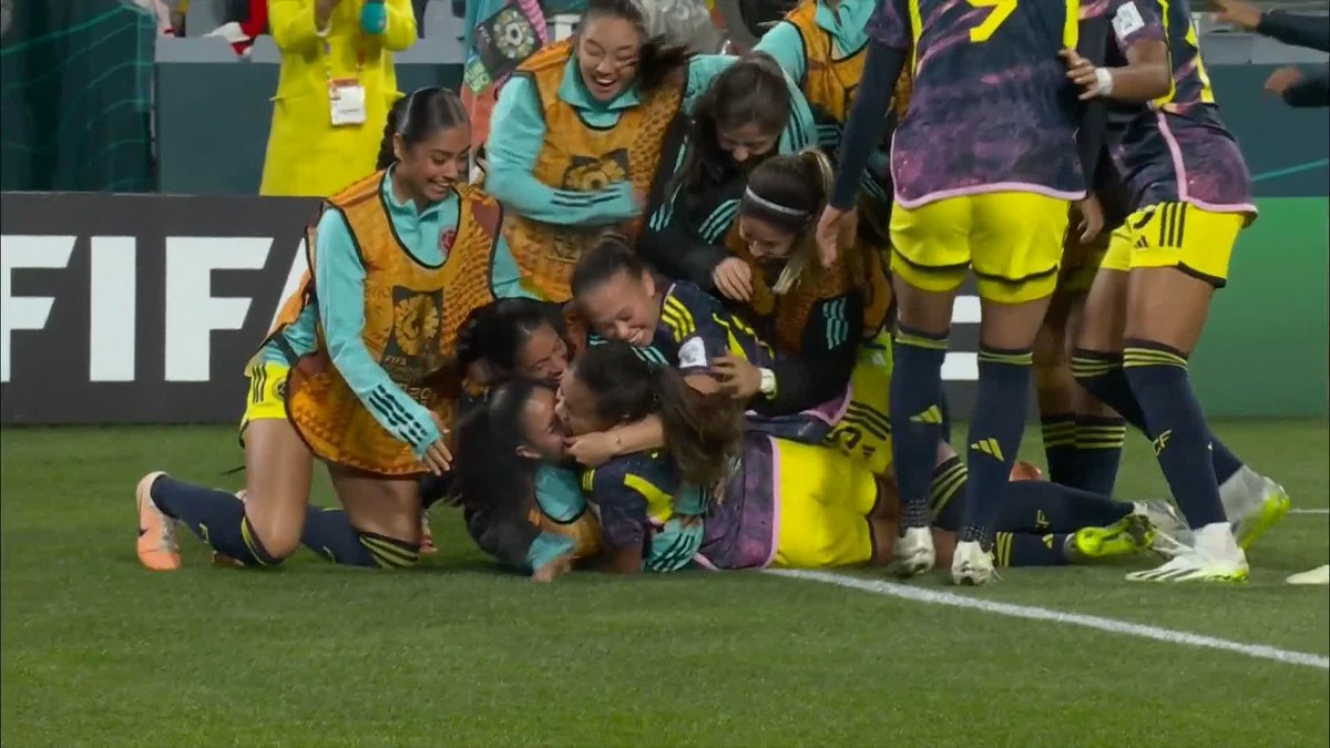 🇨🇴 INCREDIBLE FROM LEICY SANTOS! Santos lobs Mary Earps from an unlikely angle to give #COL the lead against England... #FIFAWWC