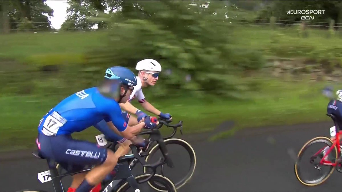 That's why we 💙 cycling... 🤝🏼 A great moment of sportsmanship on the road in the Men U23 Road Race as 🇮🇹 Lorenzo Milesi passes a bottle to rival 🇬🇧 Jack Rootkin-Gray. #GlasgowScotland2023 | #PowerOfTheBike