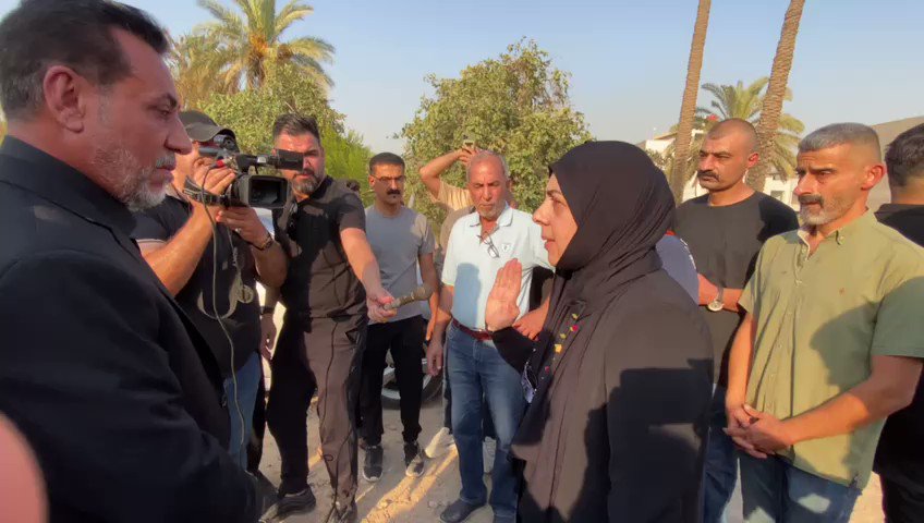 اولا ان هذه العوائل المظلومة هي من طلبت حضور السيد حاكم الزاملي من اجل حل قضيتهم وابعاد مغتصبي الارض عن اراضيهم وهذا يعني انهم لا يثقون لا بقادتكم ولا بحكومتكم، من المعيب بعد كذبة كتاب السيد مقتدى الصدر تلحقوها بكذبة اخرى من اجل تبرءت ميليشياتكم التي تريد الاستيلاء على الارض وتوهمون الناس ان السيد حاكم الزاملي هو من يريد اغتصاب الارض منهم، عموما هذا الفيديو يوضح عملية اغتصاب هذه الارض من قبل العصابات في المربع الرئاسي..
