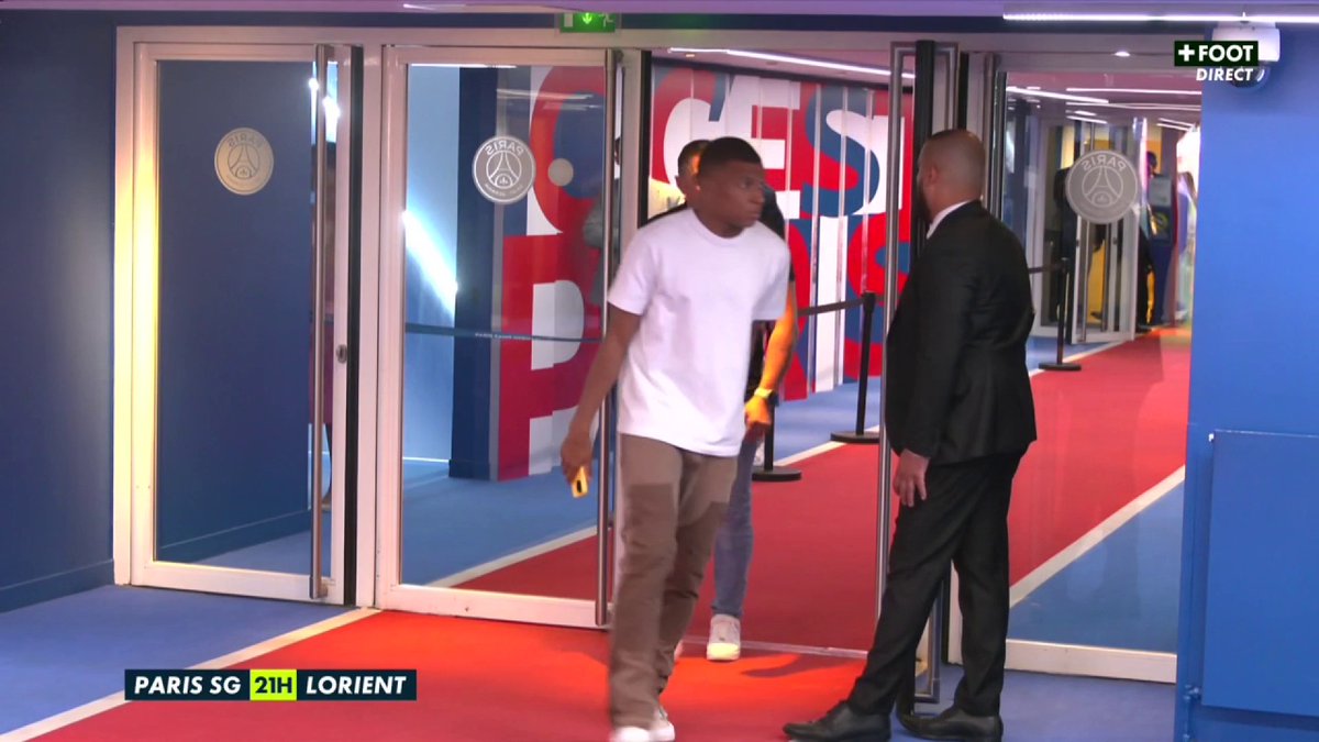 Kylian Mbappé, at Parc des Princes and in PSG dressing room tonight 🔴🔵🏟️ Mbappé, officially not called up by Luis Enrique. 🎥 CANAL+ Foot