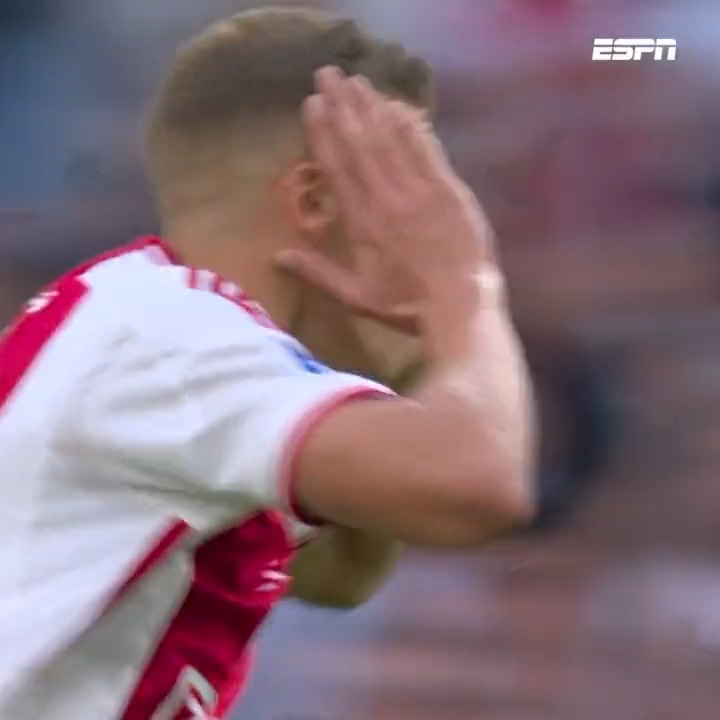 Hij kan het zelf ook bijna niet geloven! 🤯 Zó scoren bij je debuut: Jakov Medić 🚀 #ajaher