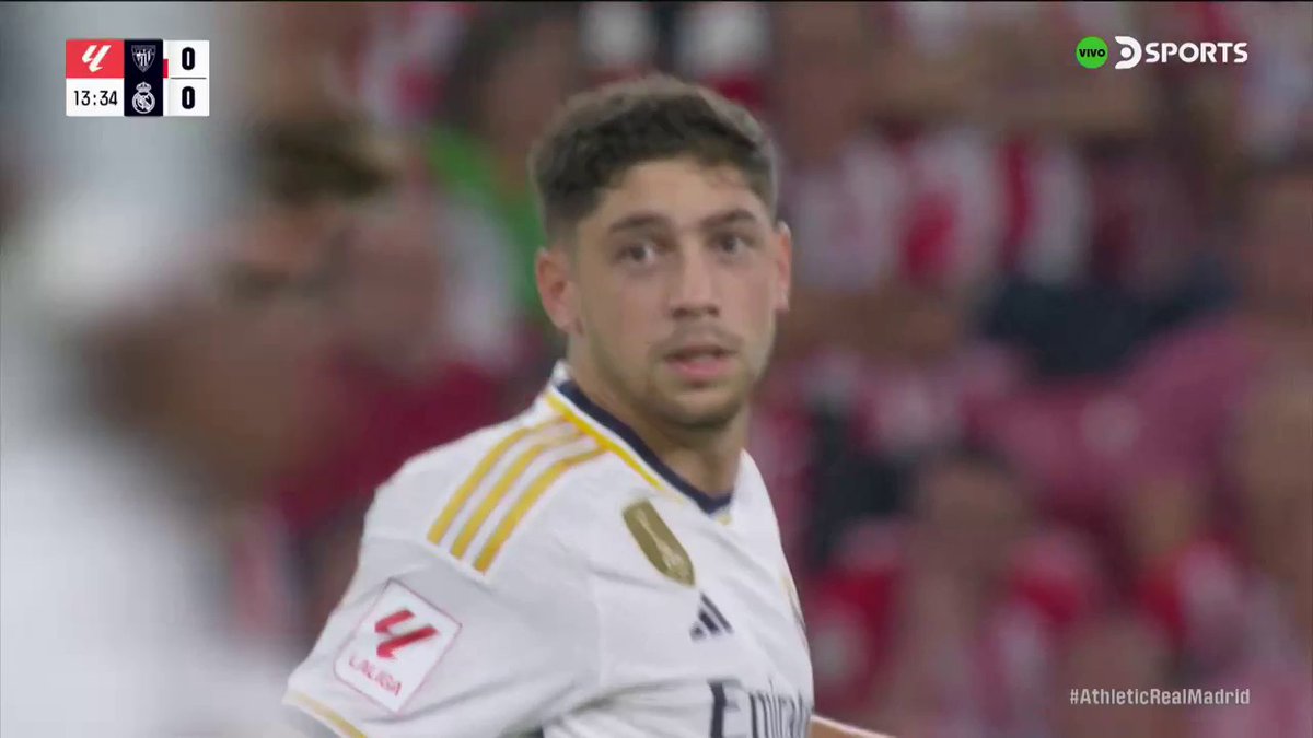 ¡BOMBAZO DE VALVERDE!💣🇺🇾 ➡️ El mediocampista del Real Madrid probó a larga distancia y pasó por arriba del arco de Unai Simón 🎙️ Gustavo Kuffner - Fabián Godoy #LaLigaEnDSPORTS