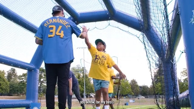 Kindness is contagious. We were excited to partner with Starbucks and Felix Hernandez to put on a clinic for young baseball and softball players in the community as part of #HappyFélixWeekend.