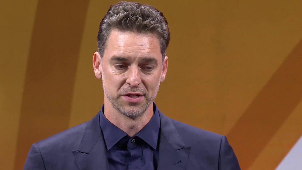 Qué momento, por favor. ❤️ Pau Gasol sobre Kobe: "No estaría aquí sin ti, hermano. Desearía más que nada que estuvieras aquí con Gigi. Te quiero y te echo de menos" #23HoopClass