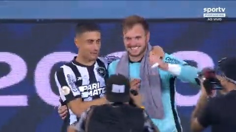 Caiu no tapetin? Já eraaaa! 🔥🔥 A torcida do Botafogo faz a festa no Nilton Santos!