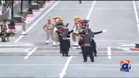 واہگہ بارڈر پر پرچم اتارنے کی تقریب کے دوران بھارتی سپاہی بندوق نہ سنبھال سکا
