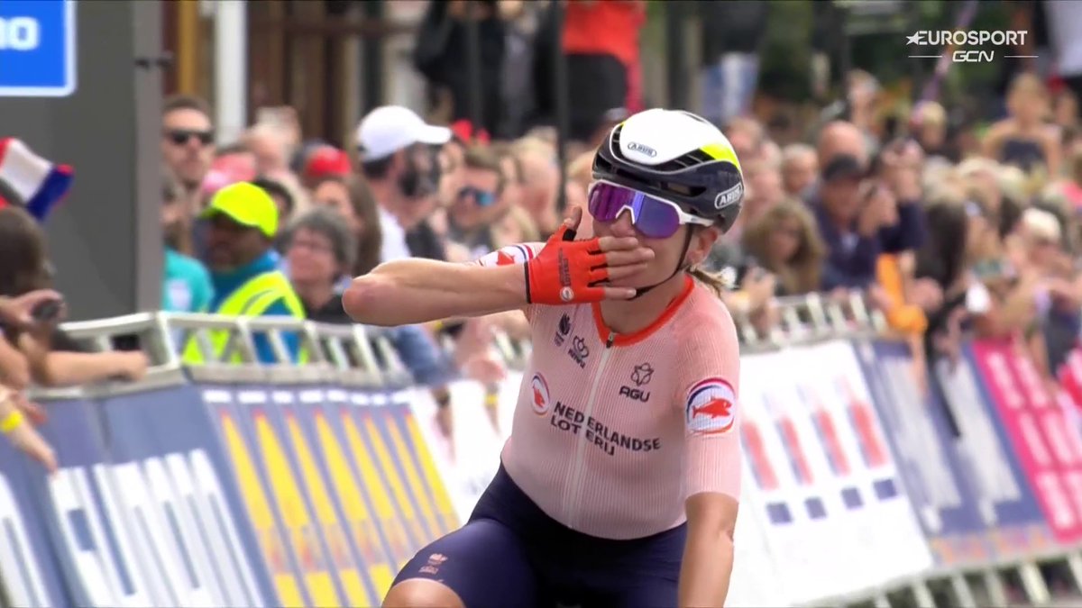 🚴🌈 | Dank je wel Annemiek van Vleuten. Voor alles. We nemen onze hoed af terwijl we al klappend een diepe buiging maken. Je was groots. Heel groots! 🥹🥹 #GlasgowScotland2023 📺 Koers kijk je op discovery+
