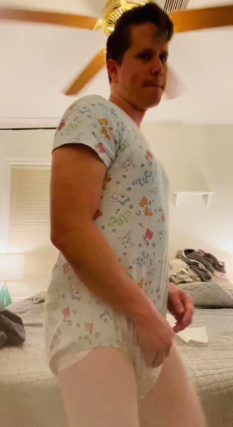 There’s only one way to explain why BABY BRANDON (aka SISSY BABY BREE) is that good at QUICK DIAPER CHANGES: the SILLY LITTLE ONE has UNPOTTY TRAINED himself and turned himself into an INCONTINENT BABY! Talk about being TRAPPED IN PAMPERS! 50 retweets and his LAST NAME will be included in his next post 😊 #diapered247 #sissybaby #blackmailed #pampers #daddysgirl