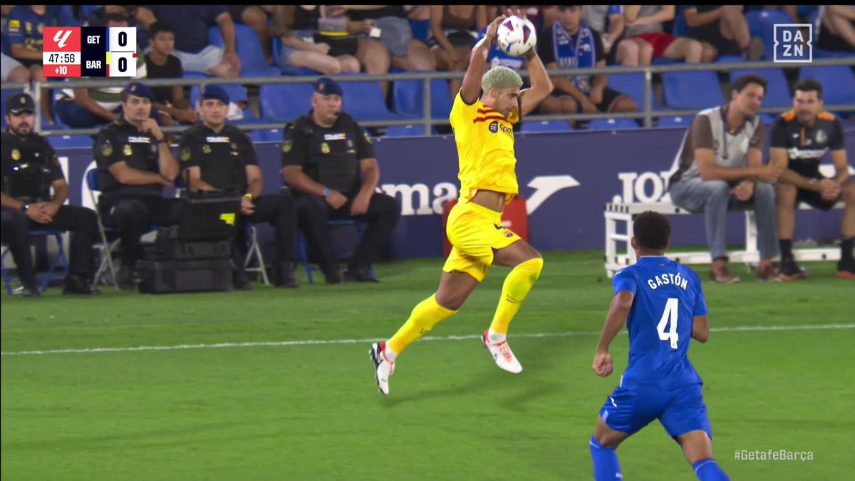 ¡Cuando te piensas que te ha lanzado un pase el quarterback! 🏈😮 Parece que Ronald Araujo también se ha contagiado de la locura por la #NFL 💥 #LALIGAenDAZN ⚽