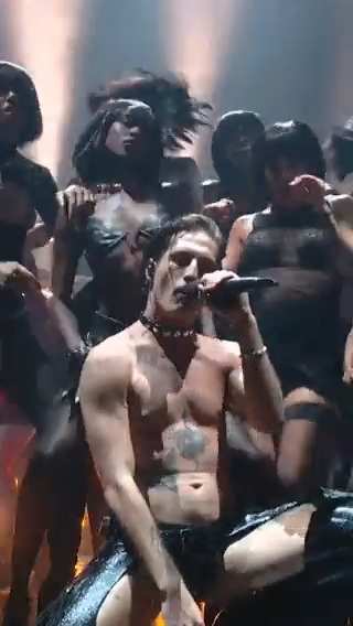 hands UP & cheeks OUT for MåneskinOfficial’s 2022 #VMA performance 🖤