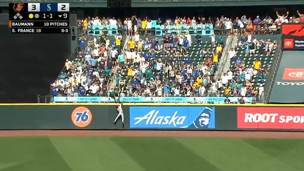 Bot 9: Cedric Mullins robs a home run. Top 10: Mullins crushes a go-ahead dinger. Cedric really is the Entertainer!